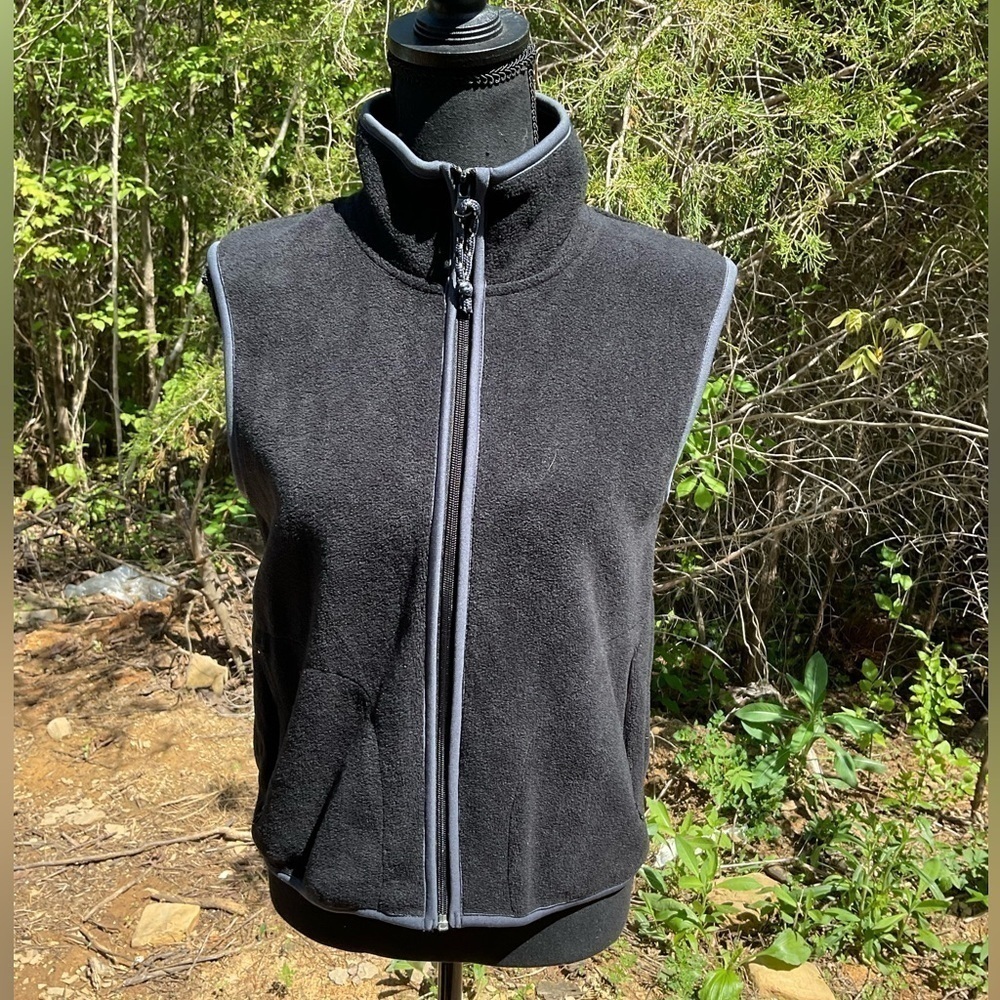 Free Country Vest. Black full zip. Size M.